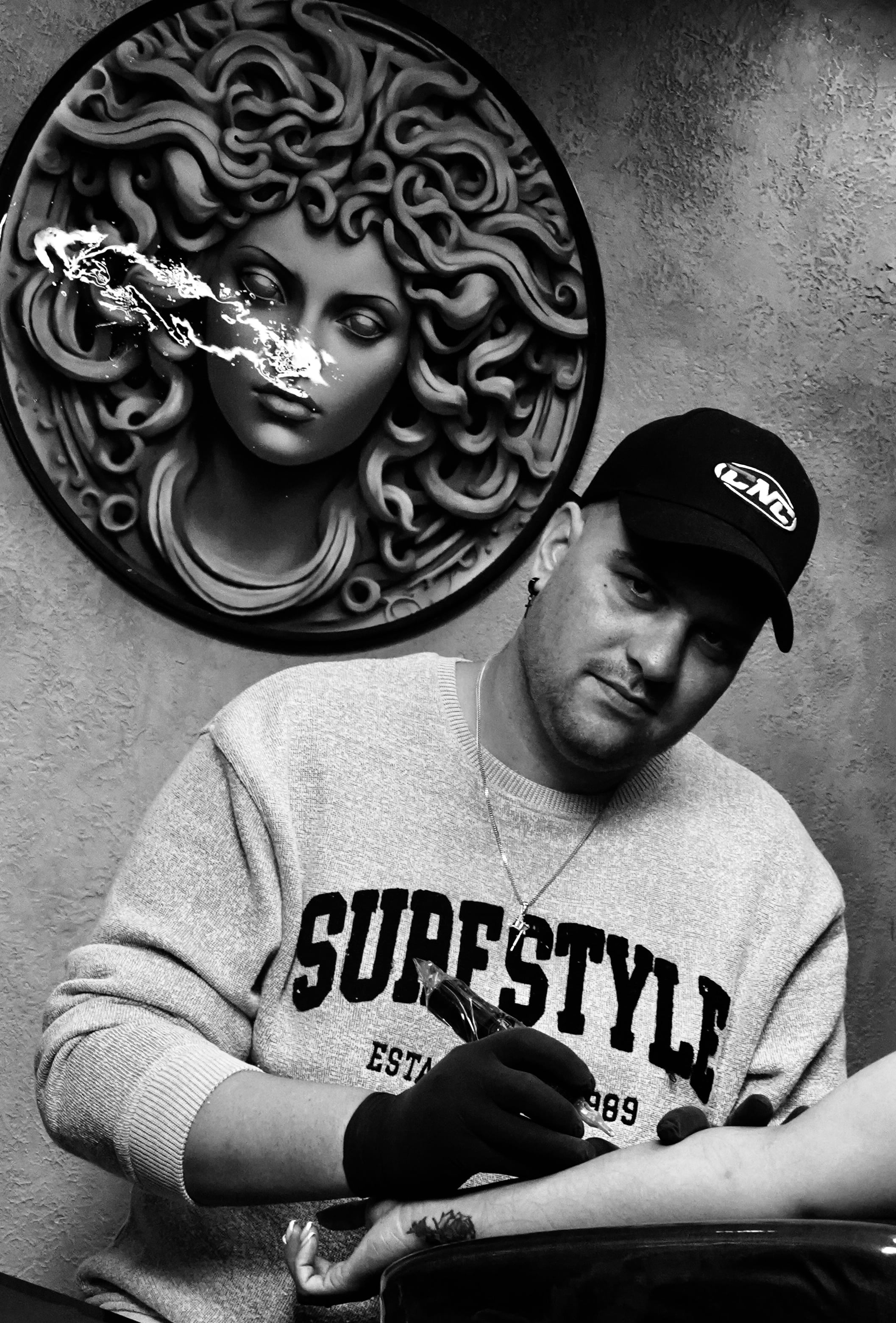 Ronny de presentación tatuando