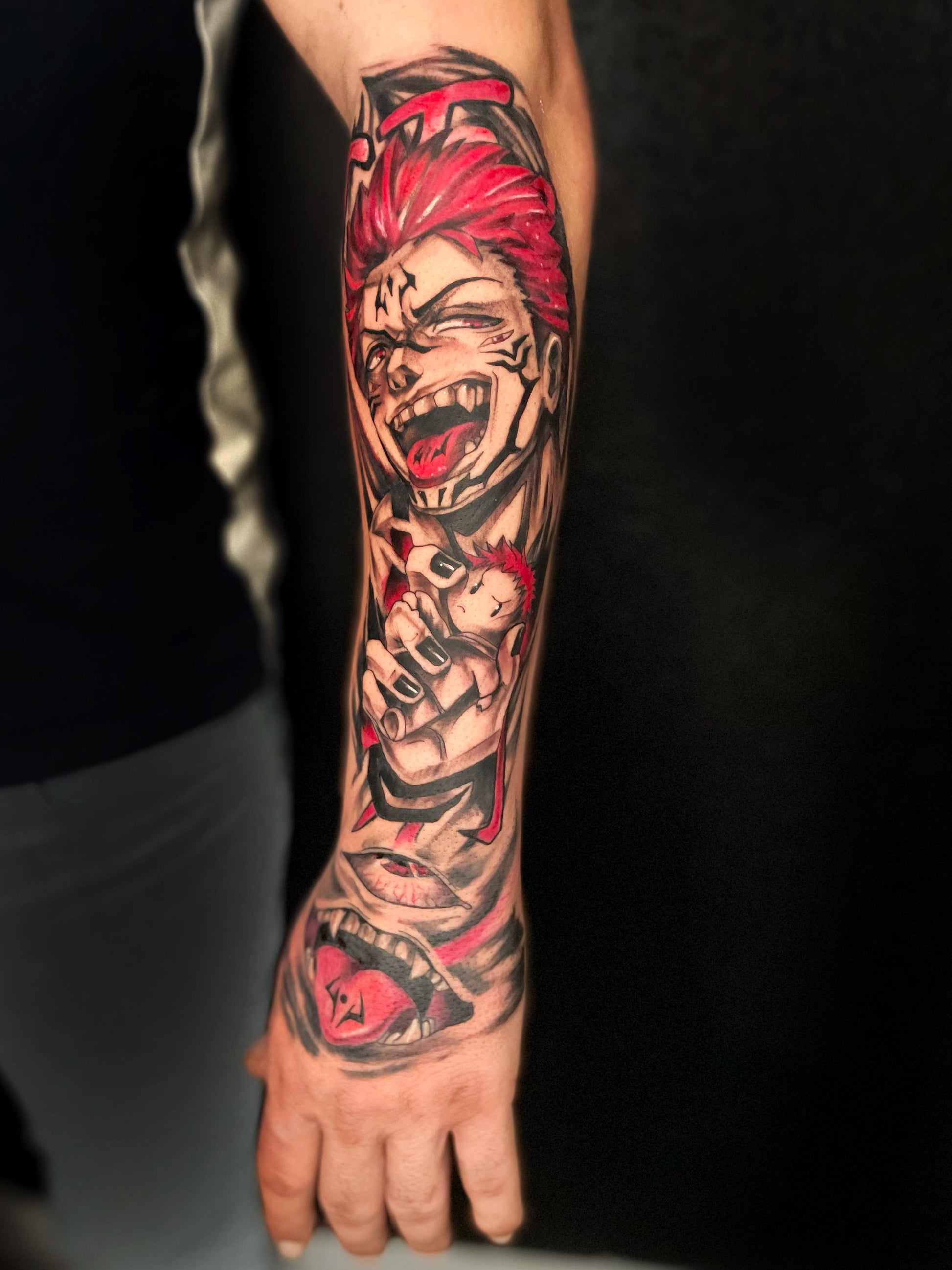 Tatuaje en el antebrazo a color de anime