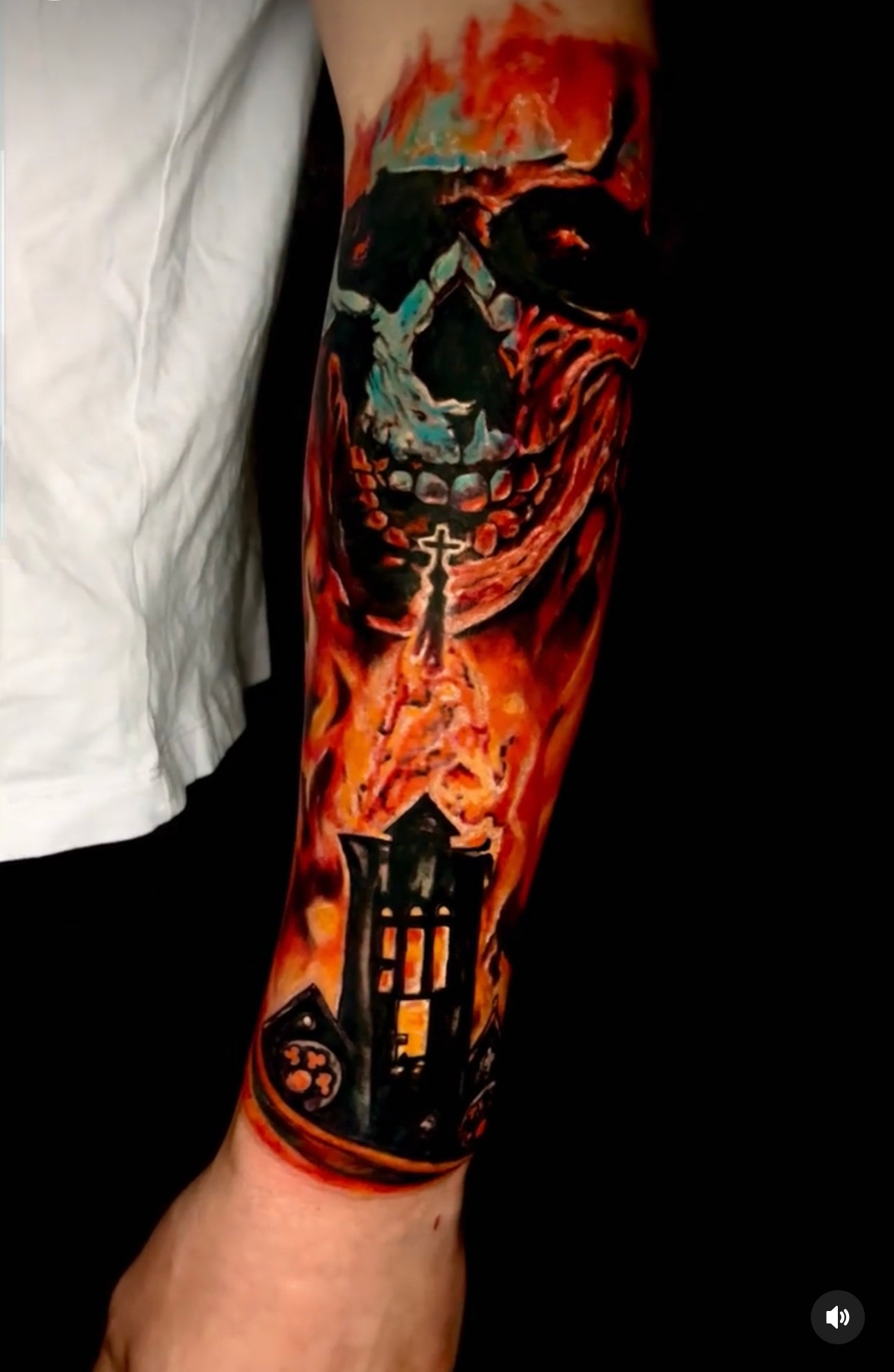 Un tatuaje de calavera con fuego en el antebrazo a color