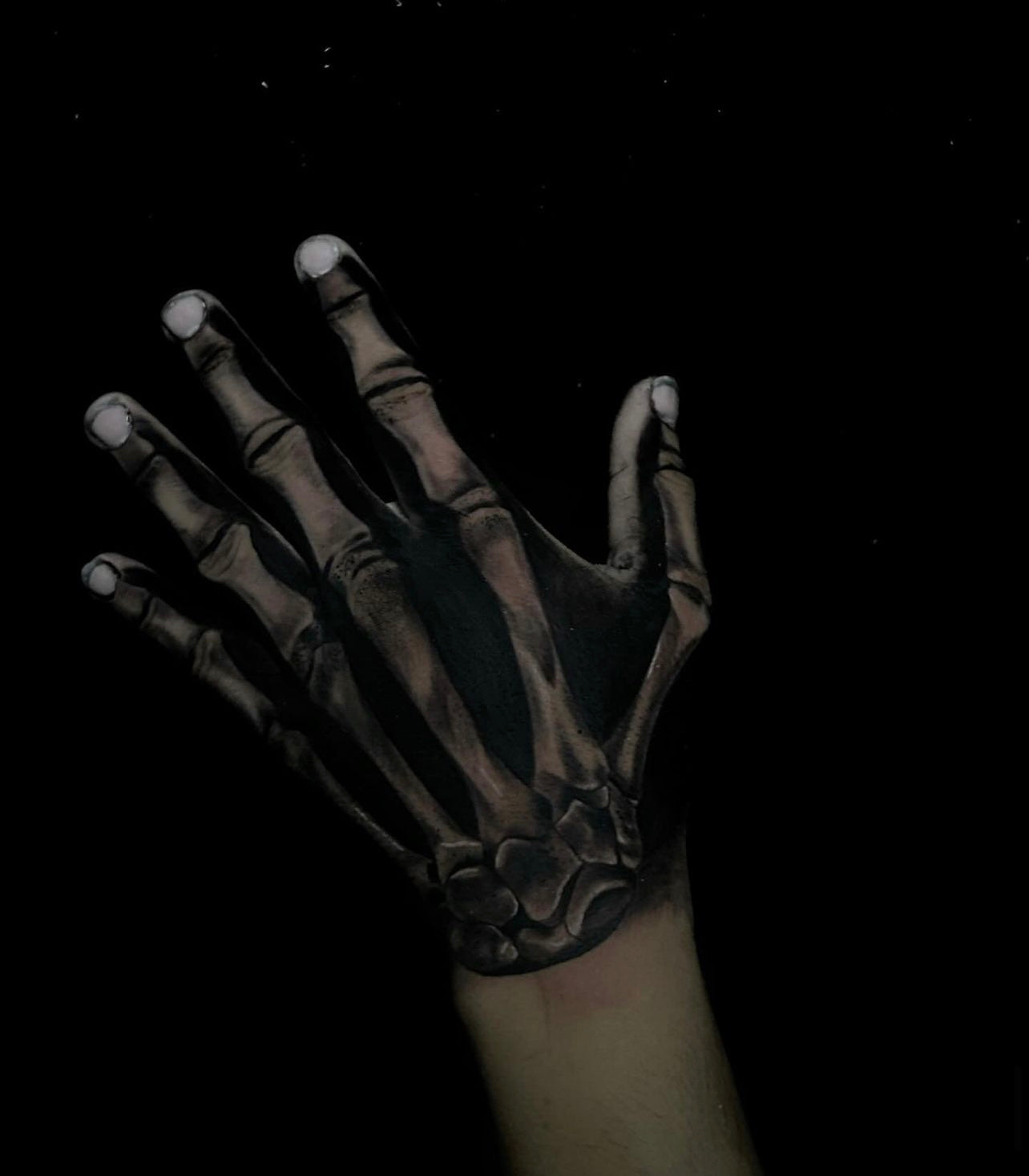 Un tatuaje pequeño de mano 