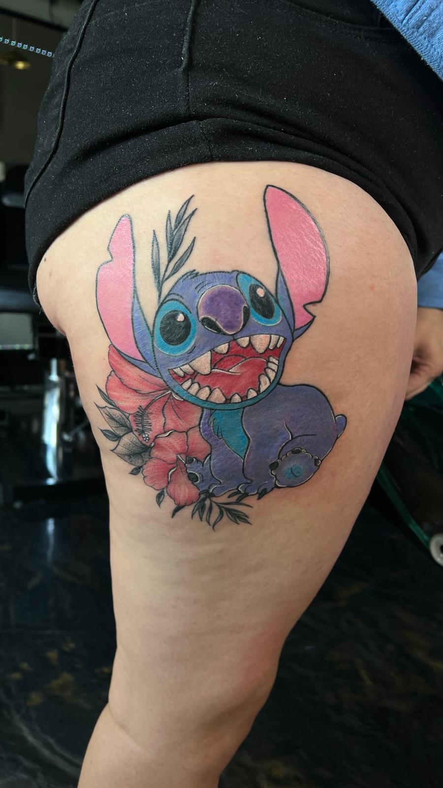 Tatuaje mediano a color en la pierna