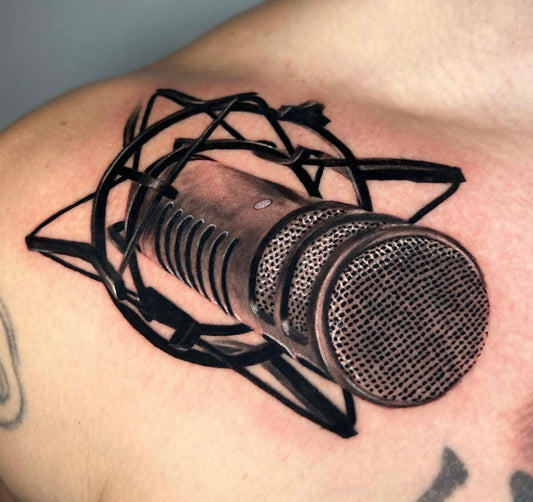 Un tatuaje de microfono mediano