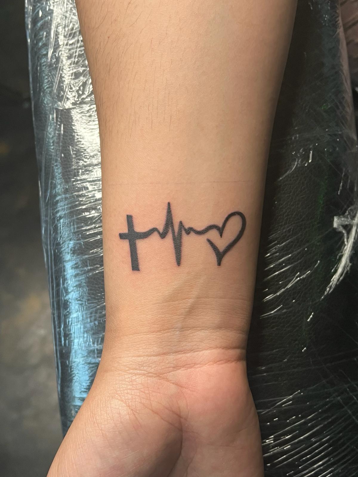 Un tatuaje pequeño en la muñeca