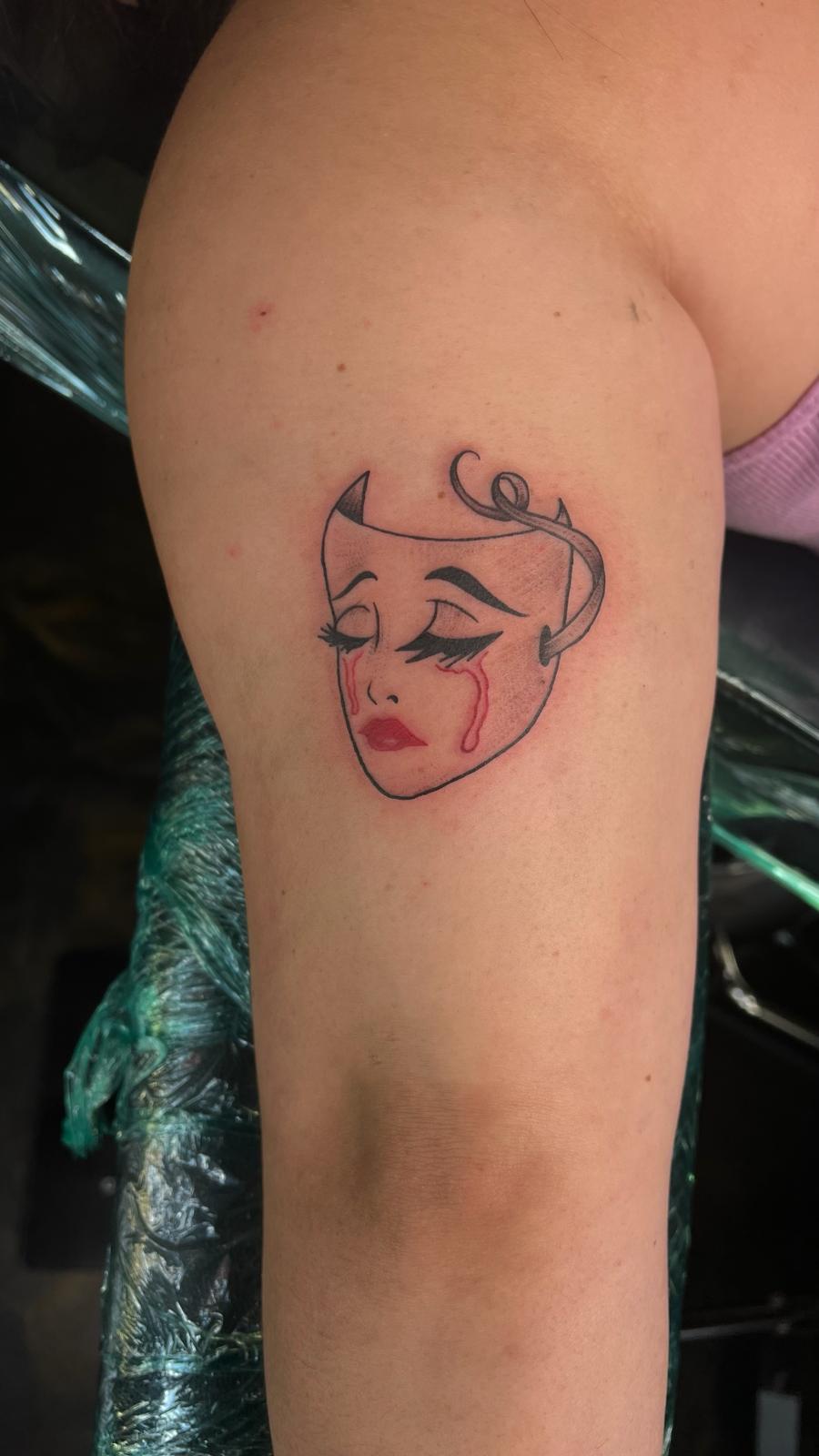 Un tatuaje pequeño de mascara